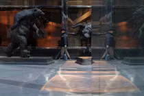 Một người quét dọn đi bộ gần các tác phẩm điêu khắc dưới chân các tòa nhà chọc trời của Trung tâm Thương mại Quốc tế Moscow ngày 2/10. Ảnh: Reuters.