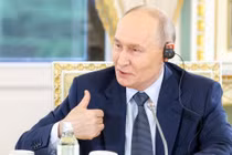Tổng thống Nga Vladimir Putin trả lời câu hỏi của các lãnh đạo hãng thông tấn quốc tế tại St. Petersburg, Nga, ngày 4/6. Ảnh: Sputnik.