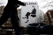 Hình ảnh bảng quảng cáo cho bộ phim tài liệu "Melania" có sự tham gia của Đệ nhất phu nhân Melania Trump được chụp vào ngày 22/1 tại Madrid, Tây Ban Nha. Ảnh: AFP.