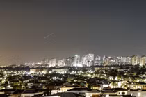 Một vệt sáng chiếu rọi bầu trời trong cuộc tấn công tên lửa từ Iran nhằm vào Israel, được nhìn thấy từ Ashkelon, Israel, ngày 7/6. Ảnh: Reuters.