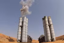 Cảnh phóng tên lửa đất đối không từ hệ thống phòng không S-300. Ảnh: MW.