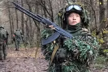 Binh sĩ rà phá bom mìn thuộc Quân đội Nhân dân Triều Tiên tại vùng Kursk của Nga. Ảnh: MW.