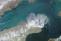 Việc đóng cửa eo biển Hormuz dường như là một chiến thuật của Iran nhằm giành lợi thế trong các cuộc đàm phán tương lai với Mỹ. Ảnh: Reuters.