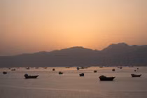 Tàu thuyền tại eo biển Hormuz, Musandam, Oman ngày 1/5. Ảnh: Reuters.