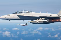 Máy bay tấn công điện tử EA-18G phóng tên lửa chống bức xạ AGM-88. Ảnh: MW.