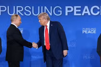 Tổng thống Mỹ Donald Trump tiếp đón Tổng thống Nga Vladimir Putin tại căn cứ liên hợp Elmendorf-Richardson ở Anchorage, Alaska vào ngày 15/8/2025. Ảnh: Getty.