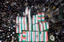 Lễ tang các nạn nhân của vụ không kích vào một trường tiểu học nữ sinh ở Minab, Iran ngày 3/3. Ảnh: Getty.