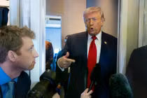 Tổng thống Trump phát biểu trước giới truyền thông trên chuyên cơ Không lực Một hôm 7/3. Ảnh: Getty.