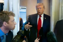 Tổng thống Trump phát biểu trước giới truyền thông trên chuyên cơ Không lực Một hôm 7/3. Ảnh: Getty.