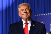 Tổng thống Mỹ Donald Trump bước lên sân khấu phát biểu trong một sự kiện tại Trung tâm Sự kiện Horizon vào ngày 27/1 ở Clive, Iowa. Ảnh: Getty.