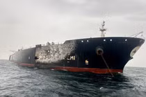 Hình ảnh tàu chở dầu thô Al-Salmi mang cờ Kuwait bị hư hại sau một vụ tấn công, trong bối cảnh xung đột giữa Mỹ và Israel với Iran, ngày 31/3. Ảnh: Reuters.