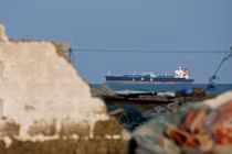 Một tàu chở khí đang neo đậu do giao thông giảm ở eo biển Hormuz trong bối cảnh xung đột giữa Mỹ và Israel với Iran, tại Shinas, Oman ngày 11/3. Ảnh: Reuters.