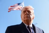 Tổng thống Mỹ Donald Trump phát biểu trước giới truyền thông khi rời Nhà Trắng trước chuyến đi đến Corpus Christi, Texas ngày 27/2. Anhr: Reuters.