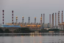 Hình ảnh tổng quan về nhà máy lọc dầu Abadan ở tây nam Iran ngày 21/9/2019. Ảnh: Reuters.