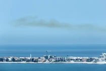 Khói vẫn còn vương trên bầu trời sau những tiếng nổ lớn ở Doha, Qatar, hôm 28/2. Ảnh: Reuters.