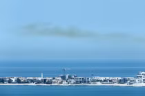 Khói vẫn còn vương trên bầu trời sau những tiếng nổ lớn ở Doha, Qatar, hôm 28/2. Ảnh: Reuters.