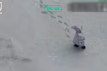 Hình ảnh lính Nga trong bộ đồ kỳ lạ được Ukraine công bố. Ảnh: The Sun.