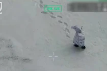 Hình ảnh lính Nga trong bộ đồ kỳ lạ được Ukraine công bố. Ảnh: The Sun.