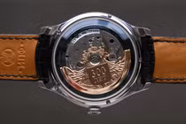 Một nhân viên đang trình diễn chiếc đồng hồ tại Nhà máy Đồng hồ Raketa ở Peterhof, thuộc Saint Petersburg, Nga, ngày 1/4/2026. Ảnh: Reuters.