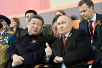 Chủ tịch Trung Quốc Tập Cận Bình và Tổng thống Nga Vladimir Putin, chụp ảnh tại lễ duyệt binh Ngày Chiến thắng năm ngoái ở Moscow. Ảnh: EPA.
