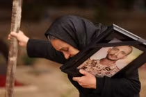 Bà Marzia Rezaei xúc động khi đứng gần mộ con trai mình, Erfan, người đã thiệt mạng trong một cuộc không kích, tại nghĩa trang Behesht-e Zahra, ở Tehran ngày 16/3. Ảnh: Reuters.