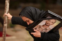 Bà Marzia Rezaei xúc động khi đứng gần mộ con trai mình, Erfan, người đã thiệt mạng trong một cuộc không kích, tại nghĩa trang Behesht-e Zahra, ở Tehran ngày 16/3. Ảnh: Reuters.