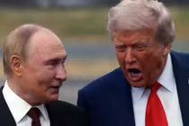 Tổng thống Mỹ Donald Trump chào đón Tổng thống Nga Vladimir Putin tại Căn cứ Liên hợp Elmendorf-Richardson vào ngày 15/8/2025 tại Anchorage, Alaska. Ảnh: Getty.