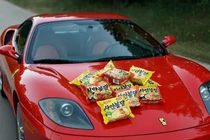 Những gói mì có giá phải chăng được đặt trên một chiếc Ferrari trong bức ảnh "thử thách nghèo đói" ở Hàn Quốc. Ảnh: OC.