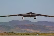 Chiếc máy bay thử nghiệm B-21 Raider thứ hai cất cánh vào ngày 11/9/2025 từ Palmdale, California, để tham gia chiến dịch thử nghiệm bay của Không quân Mỹ. Ảnh: Getty.