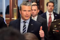 Bộ trưởng Chiến tranh Mỹ Pete Hegseth đến dự cuộc họp giao ban với lãnh đạo lưỡng viện Quốc hội tại Washington hôm 5/1. Ảnh: AFP.