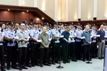 Bạch Ứng Thương (ngoài cùng bên trái) là một trong những thành viên chủ chốt của băng đảng tội phạm gia tộc họ Bạch bị xử tử ở Trung Quốc vì hàng loạt hoạt động bất hợp pháp ở Myanmar. Ảnh: SCMP.