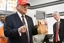 Tổng thống Mỹ Donald Trump đến thăm nhà hàng Whataburger ở Corpus Christi, Texas, vào thứ Sáu, ngày 27/2. Ảnh: AFP.