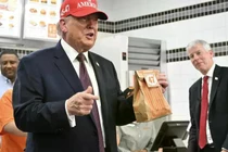 Tổng thống Mỹ Donald Trump đến thăm nhà hàng Whataburger ở Corpus Christi, Texas, vào thứ Sáu, ngày 27/2. Ảnh: AFP.