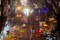 Người biểu tình Iran tập trung trên đường phố trong cuộc biểu tình phản đối sự sụp đổ giá trị đồng nội tệ, tại Tehran, Iran ngày 8/1. Ảnh: Reuters.