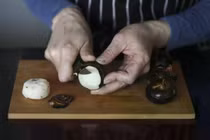 Củ năng, một nguyên liệu đa năng được mệnh danh là “móng ngựa”, nổi tiếng với độ giòn và ý nghĩa may mắn trong các món ăn Tết Nguyên đán. Ảnh: SCMP.