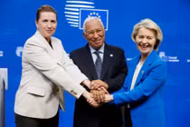 Thủ tướng Đan Mạch Mette Frederiksen, Chủ tịch Hội đồng châu Âu Antonio Costa và Chủ tịch Ủy ban châu Âu Ursula von der Leyen tổ chức họp báo trong khuôn khổ hội nghị thượng đỉnh các nhà lãnh đạo Liên minh châu Âu, tại Brussels, Bỉ ngày 19/12. Ảnh: Reuters.