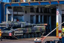 Một chiếc xe tăng A7V Leopard 2 của quân đội Đức đang được chất lên phà gần Rostock, Đức, ngày 3/5/2024. Ảnh: Getty.