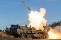 Cảnh khai hỏa của Hệ thống phóng tên lửa đa nòng Chunmoo. Ảnh: MW.