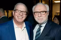 Michael Glantz và Wolf Blitzer tham dự tiệc khai mạc của CAA, trước sự kiện dạ tiệc dành cho các phóng viên Nhà Trắng tại nhà hàng La Grande Boucherie ở Washington, D.C., vào ngày 26/4. Ảnh: Getty.