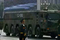 Hình ảnh một tên lửa hành trình CJ-1000 được trưng bày trong một cuộc duyệt binh quân sự. Ảnh: Getty.