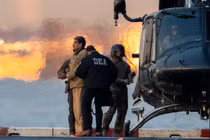 Ông Nicolas Maduro được các đặc vụ liên bang hộ tống khi tiến về Tòa án Liên bang Daniel Patrick Moynihan ở Manhattan, New York, Mỹ vào ngày 5/1. Ảnh: Reuters.