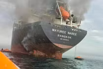 Tàu chở hàng Mayuree Naree chìm trong khói tại eo biển Hormuz ngày 11/3. Ảnh: Reuters.