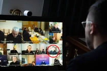 Bức ảnh ông Zelensky ngồi họp trong bóng tối bị cho là ảnh chỉnh sửa. Ảnh: Getty.