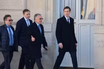 Đặc phái viên Mỹ Steve Witkoff và Jared Kushner, con rể của Tổng thống Mỹ Donald Trump, trước thềm hội nghị thượng đỉnh của "Liên minh tự nguyện" tại Điện Élysée ở Paris, Pháp ngày 6/1. Ảnh: Reuters.