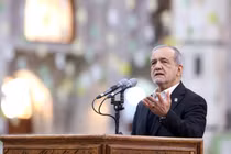 Tổng thống Iran Masoud Pezeshkian phát biểu trong chuyến thăm đền thờ lãnh đạo cuộc Cách mạng Hồi giáo năm 1979 của Iran, Ayatollah Ruhollah Khomeini, ở phía nam Tehran, Iran ngày 31/1. Ảnh: Reuters.