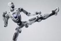 Robot hình người T800 của EngineAI Robotics có khả năng tung ra những cú đá xoay vòng kiểu Lý Tiểu Long với lực rất mạnh. Ảnh: SCMP.