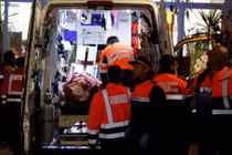 Những người bị ảnh hưởng bởi vụ tai nạn được chuyển đến và điều trị tại Bệnh viện Thành phố Caseta ở thị trấn Adamuz, ngày 18/1. Ảnh: Reuters.