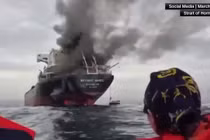 Khói bốc lên từ tàu Mayuree Naree sau khi nó bị trúng đạn. Ảnh cắt từ clip.