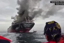 Khói bốc lên từ tàu Mayuree Naree sau khi nó bị trúng đạn. Ảnh cắt từ clip.