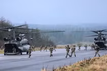 Lực lượng đặc nhiệm Anh tham gia cuộc tập trận của NATO tại Otterburn, Anh ngày 31/1. Ảnh: Getty.